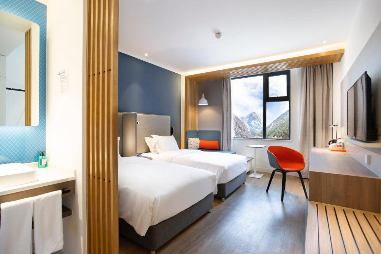 Holiday Inn Express Jiuzhaigou,Only 600 Meters To Jiuzhaigou Park By Ihg Zewnętrze zdjęcie