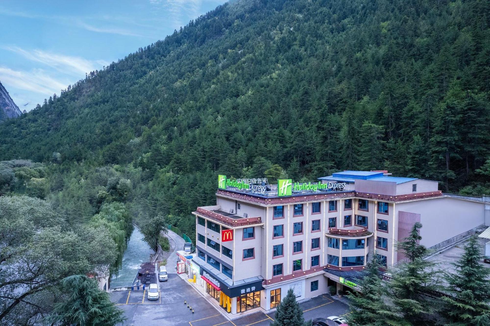 Holiday Inn Express Jiuzhaigou,Only 600 Meters To Jiuzhaigou Park By Ihg Zewnętrze zdjęcie
